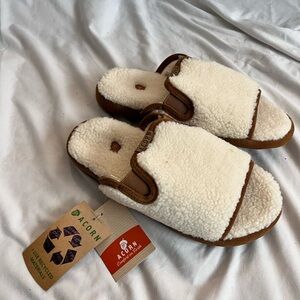NWT Acorn Sherpa shelling slippers women’s 8 9